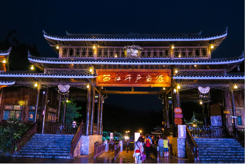 【贵州壹号真纯玩5日游】荔波小七孔、黄果树瀑布、天星桥景区、陡坡塘瀑布、西江千户苗寨、青岩古镇（保证不进任何形式购物店，真正的纯玩，住1晚西江苗寨景区看夜景，赠送品尝饮酱君酱酒+赠送西江景区花漾旅拍店价值200元的旅拍代金券）{贵州青旅直营纯玩团}