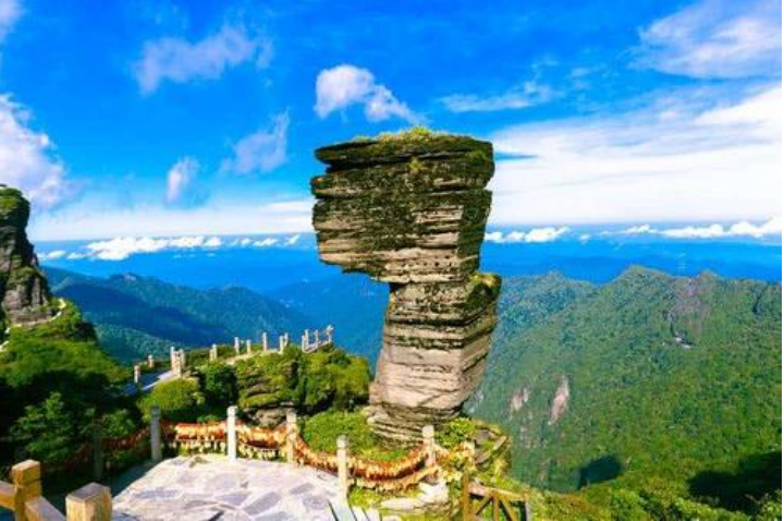 【贵州全景6天】荔波小七孔、梵净山、黄果树大瀑布、西江千户苗寨、镇远古镇、花溪湿地公园<24小时免费接机/接站、升级1晚商务五星温泉酒店、住1晚西江千户苗寨客栈看夜景、吃苗王餐-西江特色长桌宴+布依八大碗>{贵州青旅直营高品质游}